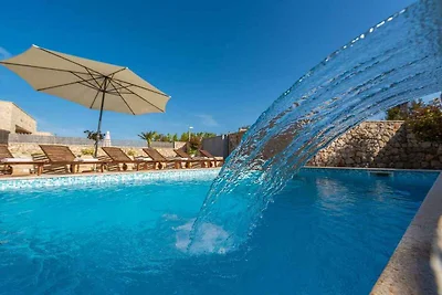 Villa mit Pool, Whirlpool und Sauna