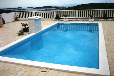 Villa mit Klimaanlage, Terrasse und