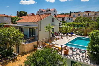 Ferienhaus mit Pool und Klimaanlage