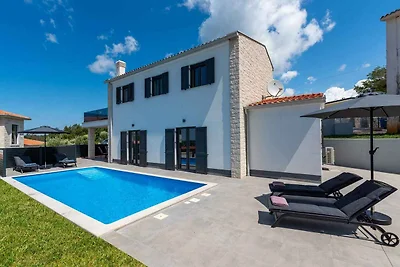 Villa mit Pool und Klimaanlage