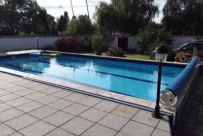 Ferienhaus mit Aussenpool am Ufer