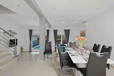 Ferienhaus mit Pool und Klimaanlage