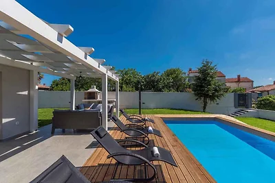 Villa mit Aussenpool