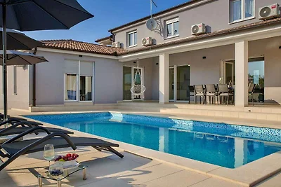 Villa mit Klimaanlage und Pool