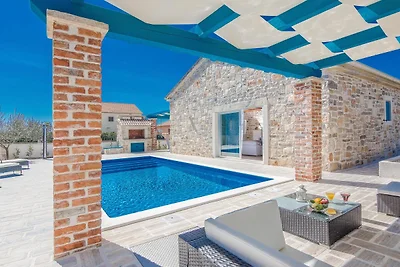 Villa mit Pool, Klima und Grill