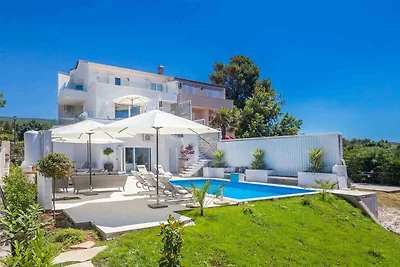 Villa mit Meerblick und Pool