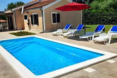 Ferienhaus mit Pool und Garten