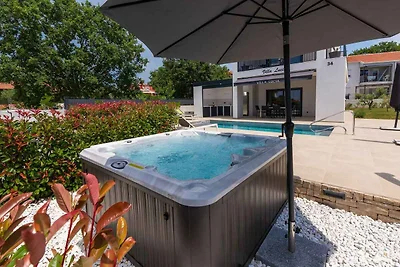 Villa Lucia mit Whirlpool und privatem Pool i
