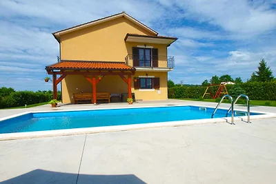 Villa mit Swimmingpool und Spielfeld