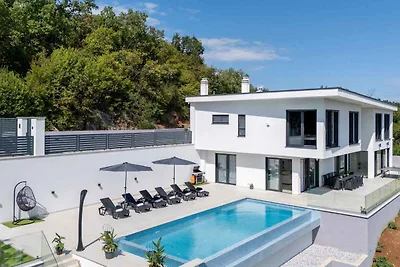 Villa mit Infinity-Pool und Sauna