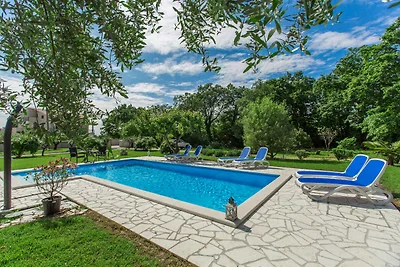 Ferienwohnung mit Pool und grossem Garten