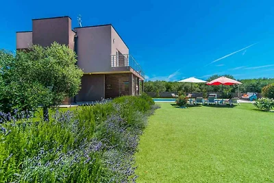 Villa mit Swimmingpool und gepflegtem Garten