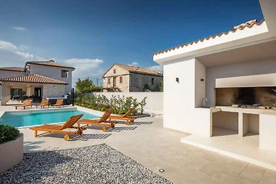 Villa mit Aussenpool und Whirlpool,