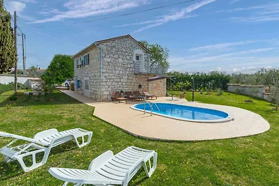Villa mit Pool und Garten