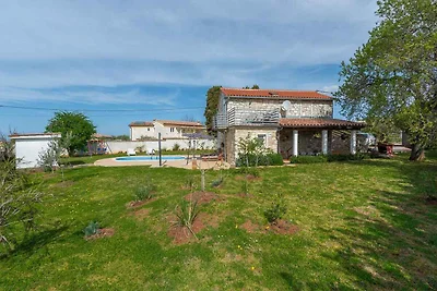Villa mit Pool und Garten