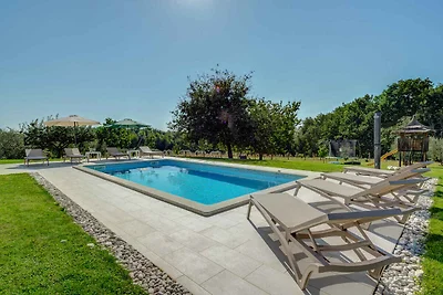 Villa mit Pool und Klimaanlage