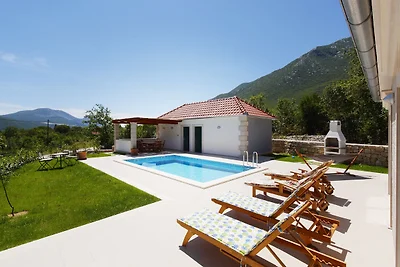 Villa mit grossem Aussenpool