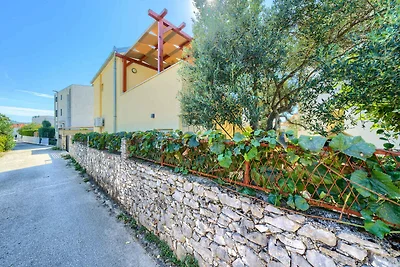 Charmante Villa Drago mit Gartenblick in Rogo