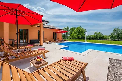 Ferienhaus mit Pool in ruhiger Lage