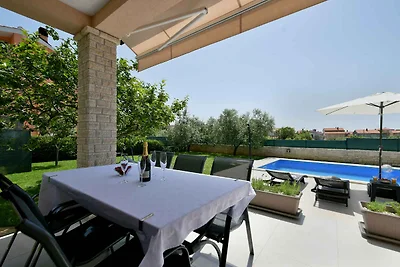 Ferienhaus mit Pool und Klimaanlage