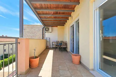 Ferienwohnung mit möbliertem Balkon, Meerblic