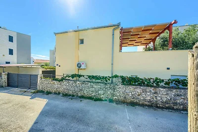 Charmante Villa Drago mit Gartenblick in Rogo