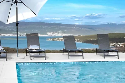 Ferienwohnung mit Pool und Meerblick
