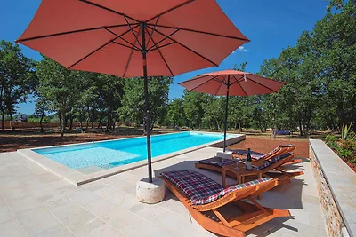 Villa mit Pool und grosszügigem Grundstück