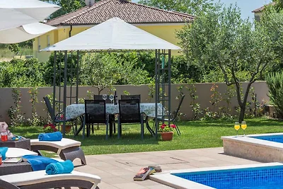 Ferienhaus mit Pool und Klimaanlage
