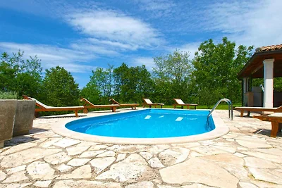 Villa mit Swimmingpool, Spielplatz und
