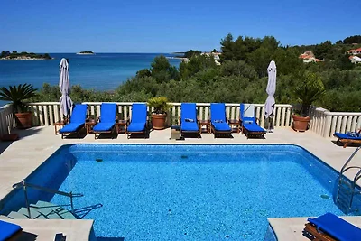 Villa mit Pool und Terrasse