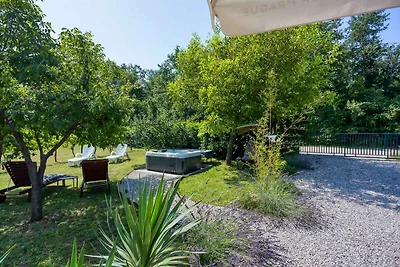 Ferienhaus mit Whirlpool und eingezäuntem