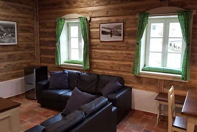 Ferienhaus mit stilvollen Holzmöbeln