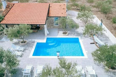 Ferienhaus mit Pool und Grill