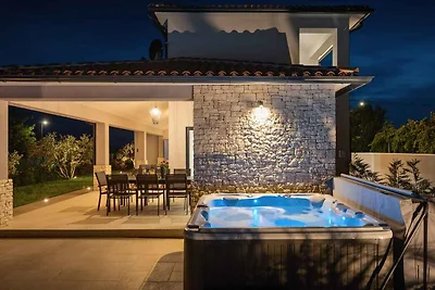 Villa mit Aussenpool und Whirlpool,