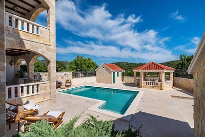 Traditionelle dalmatinische Steinvilla mit Po