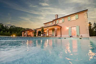 Villa mit Aussenpool und Klimaanlage