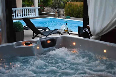 Ferienwohnung mit Pool und Whirlpool in