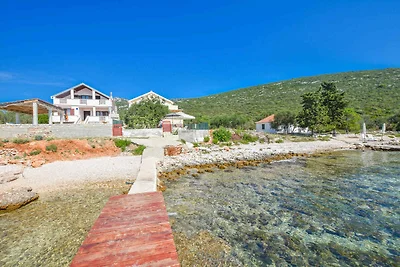 Ferienhaus mit Aussenpool und Anlegeplatz