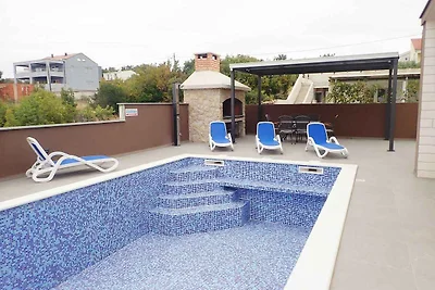 Moderne Unterkunft mit Privatpool in