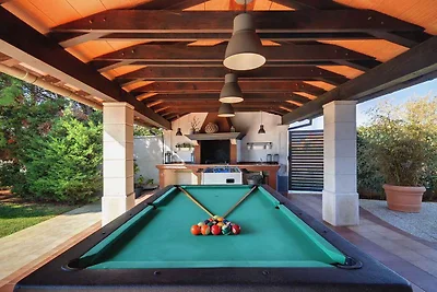 Villa mit Swimmingpool, Garten und