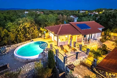Villa mit Pool und Klimaanlage