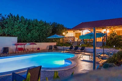 Ferienhaus mit Pool und Grill