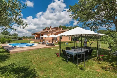 Ferienhaus mit Pool und Klimaanlage