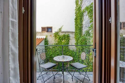 Eine neu renovierte Suite mit einem Schlafzim