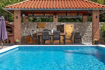 Villa mit Swimmingpool und Gartenküche mit