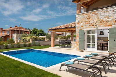 Villa mit Pool und Garten