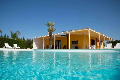 Villa mit Aussenpool und Internet