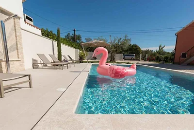 Villa mit Swimmingpool und Grill