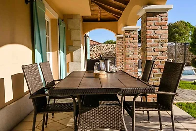 Villa mit Aussenpool und Klimaanlage
